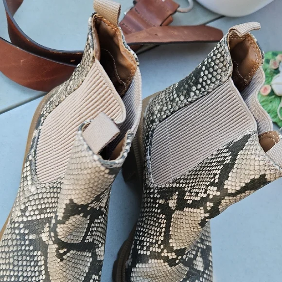 Chic Snakeskin Pattern Ankle Boots - Picture 7 of 8